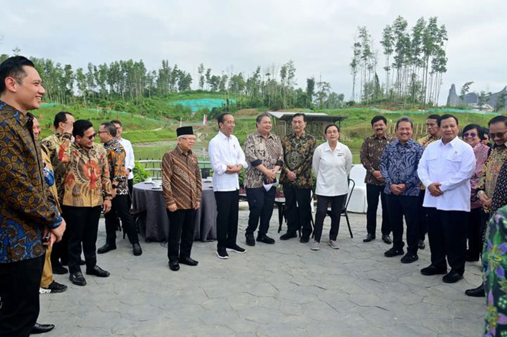 Rangkaian kegiatan pagi itu diakhiri dengan perjalanan menuju Istana Garuda, tempat berlangsungnya Sidang Kabinet Paripurna perdana di IKN. Di sini, para menteri bersiap untuk membahas berbagai agenda penting yang telah disiapkan.