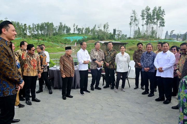 Rangkaian kegiatan pagi itu diakhiri dengan perjalanan menuju Istana Garuda, tempat berlangsungnya Sidang Kabinet Paripurna perdana di IKN. Di sini, para menteri bersiap untuk membahas berbagai agenda penting yang telah disiapkan.