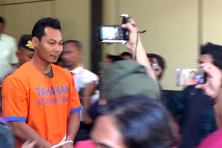 Pelaku yang tinggal di Kwadengan Timur, Kelurahan Lemah Putro, Kecamatan Sidoarjo, Kabupaten Sidoarjo mengaku emosi. Pria berpostur tinggi tegap itu memukul wajah dan memiting leher korban dengan tangan kanan, serta melilitnya dengan kain. 