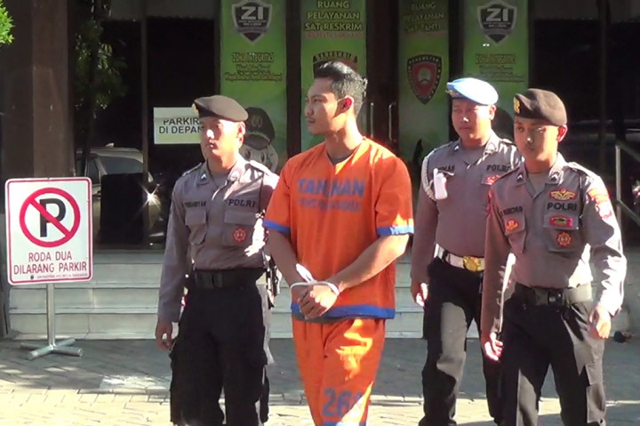 Pembunuhan itu terjadi di kamar kos korban, di Dusun Banjarpoh, Desa Banjar Bendo, Kecamatan Sidoarjo, Kabupaten Sidoarjo, pada Minggu, 4 Agustus malam lalu. Kematian korban yang berprofesi sebagai perempuan pemandu lagu itu mengagetkan para penghuni kos lainnya.