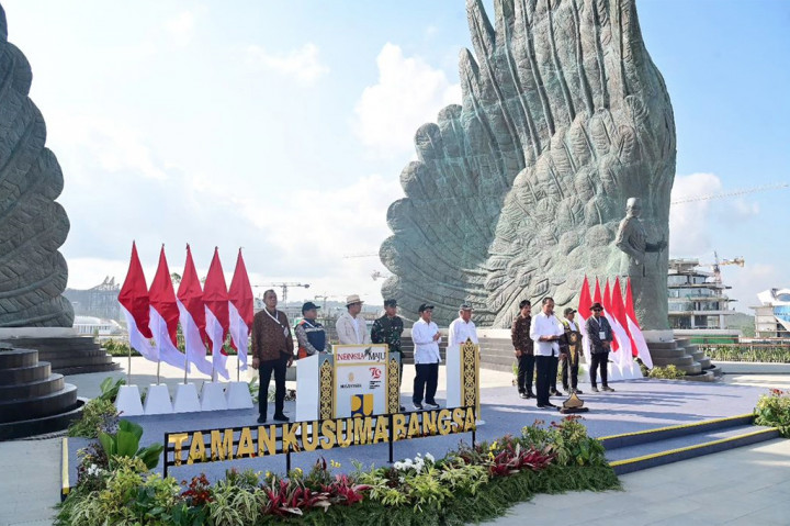 Presiden Joko Widodo meresmikan Taman Kusuma Bangsa, yang akan menjadi tempat renungan suci, di Ibu Kota Nusantara (IKN), Kalimantan Timur, Senin, 12 Agustus 2024 sore.