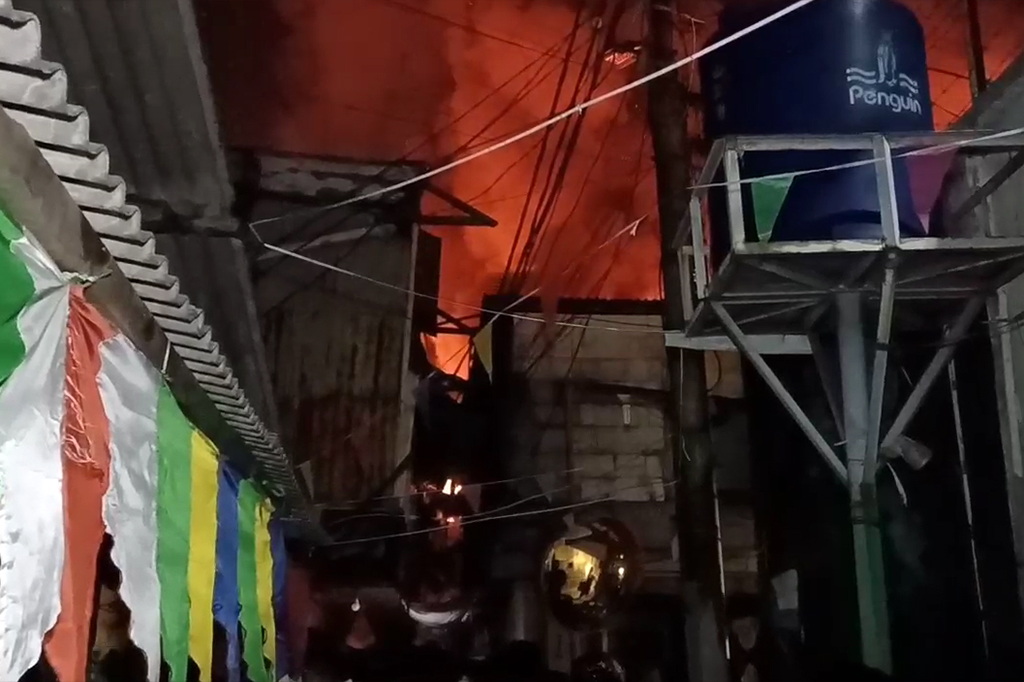 Kebakaran melanda rumah padat penduduk di kawasan Manggarai, Tebet, Jakarta Selatan, Selasa, 13 Agustus 2024 dini hari WIB. Kebakaran diduga disebabkan  salah satu pemilik rumah mencharger ponsel.