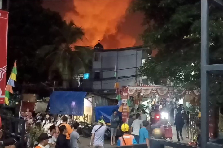 Ratusan bangunan semi permanen yang terbakar meliputi RV 6 dan 16. Menurut warga, kebakaran ini diduga dipicu karena salah satu warga pemilik rumah tengah men-charger ponsel di atas kasur.