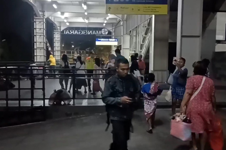 Sementara warga korban kebakaran mengevakuasi barang-barang berharga milik mereka ke Stasiun Manggarai.