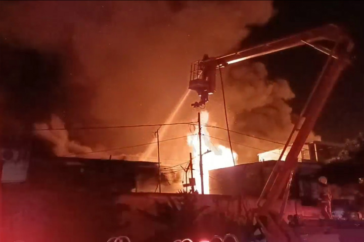 Sebanyak 34 uni mobil pemadam dikerahkan untuk memadamkan api. Namun karena sempitnya akses membuat petugas kesulitan memadamkan api.
