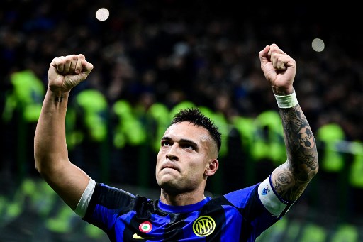 Penyerang berusia 26 tahun itu tampil impresif di musim lalu dengan mencetak 27 gol dan tujuh assist dalam 44 penampilan di semua kompetisi. Penampilannya tersebut berhasil membantu Inter Milan menjuarai Serie A dan Piala Super Italia musim 2023/24.