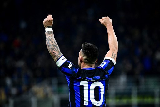 Sejak didatangkan Inter Milan dari klub Argentina Racing pada 2018, Martinez telah bermain 282 kali dan mencetak 129 gol bersama I Nerazzurri. Bersama Inter, Lautaro telah memenangkan sejumlah gelar termasuk dua trofi Liga Italia dan dua Piala Italia.