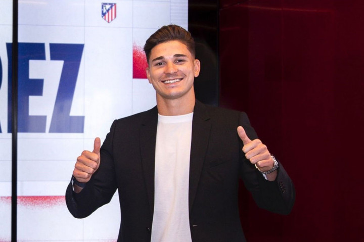 Alvarez juga disebut sebagai pemain yang mampu mengisi semua posisi di lini serang, bahkan dapat diplot sebagai pengatur serangan (playmaker).