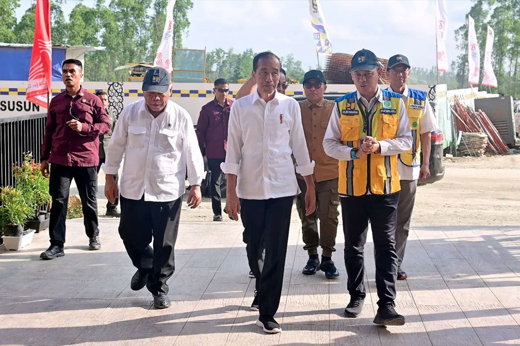  Presiden Joko Widodo (Jokowi) meninjau salah satu tower hunian bagi aparatur sipil negara (ASN) di kawasan Ibu Kota Nusantara (IKN), Kabupaten Penajam Paser Utara, Provinsi Kalimantan Timur, Senin, 12 Agustus 2024.
