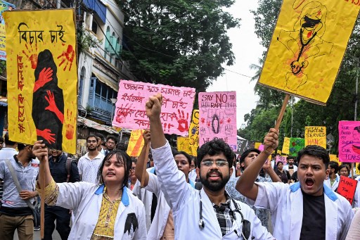 Aktivis dan petugas medis profesional melakukan unjuk rasa mengutuk pemerkosaan dan pembunuhan seorang dokter muda di Kolkata, India, Senin, 12 Agustus 2024.