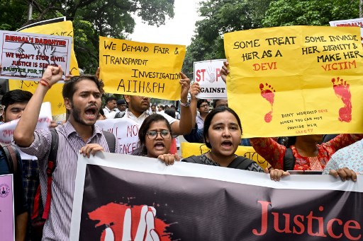 Tenaga kesehatan di seluruh India memutuskan untuk melakukan aksi mogok tanpa batas waktu sebagai bentuk protes terhadap pemerkosaan dan pembunuhan seorang dokter magang di Rumah Sakit RG Kar di Kolkata.