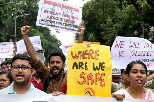 Para dokter di New Delhi, Mumbai, Kolkata, dan sejumlah kota lainnya mengumumkan penangguhan seluruh layanan medis sampai investigasi kasus pembunuhan tersebut rampung.