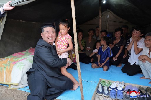 Pemimpin Korea Utara Kim Jong Un mengunjungi kembali daerah yang terendam banjir di dekat perbatasan negara dengan Tiongkok. Kim Jong un sempat berbincang dan menggendong serta memangku anak-anak korban banjir di tenda pengungsian.