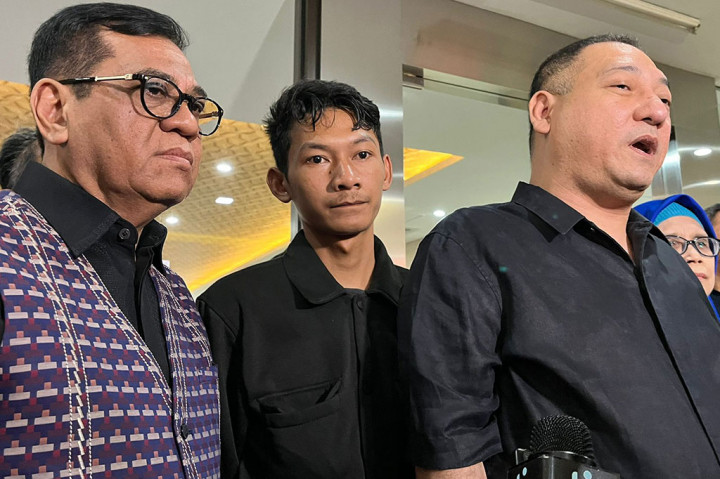 Mantan terpidana kasus pembunuhan Vina dan Eky, Saka Tatal, memenuhi panggilan penyidik Bareskrim Polri. Saka datang untuk menjalani pemeriksaan sebagai saksi kasus dugaan pemberian kesaksian palsu oleh dua saksi Aep dan Dede.