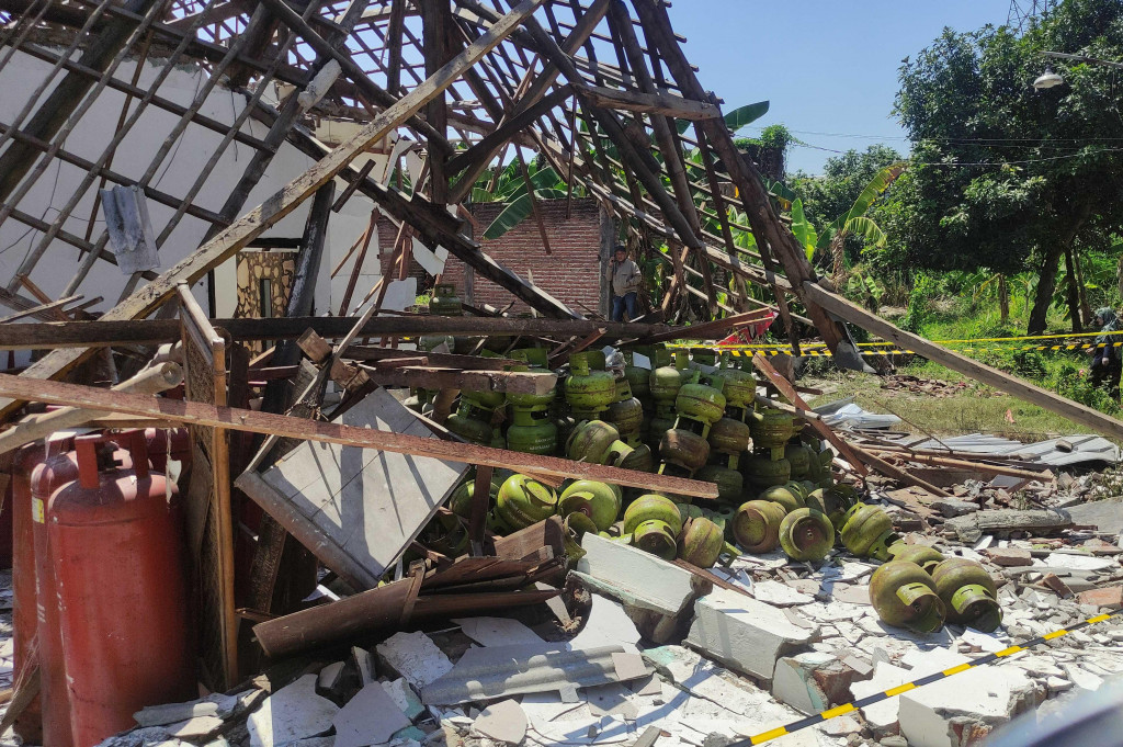 Akibat ledakan kondisi rumah hancur. Semua genteng rumah jatuh berserakan, kayu penyangga atap dan beberapa bagian tembok roboh.