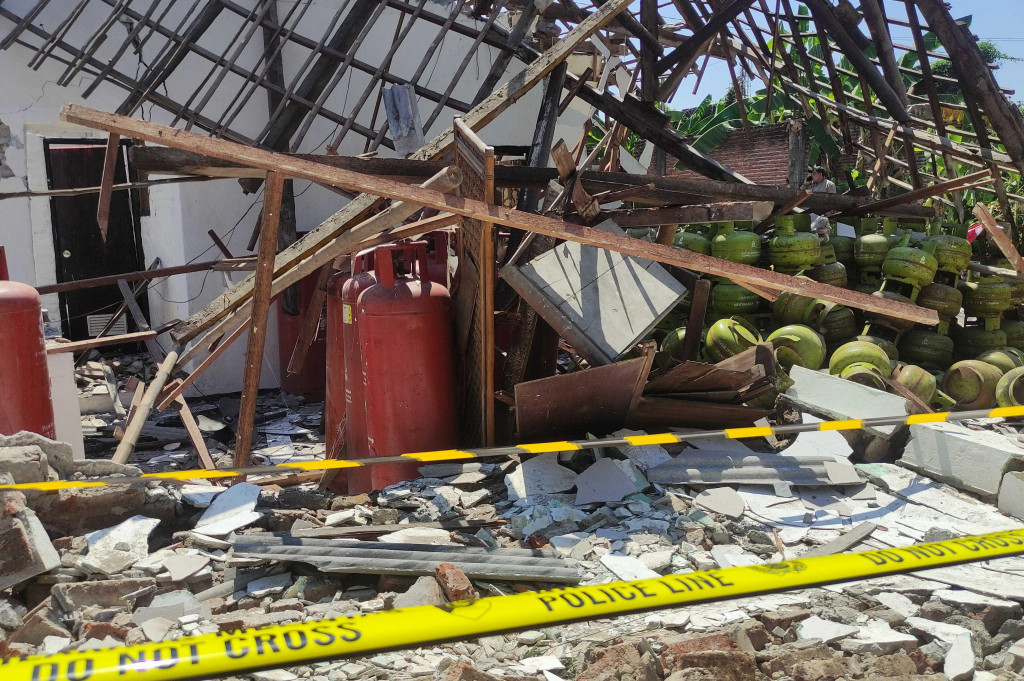 Akibat peristiwa ini dua orang dilaporkan mengalami luka bakar serius. Kedua orang tadi dilarikan ke rumah sakit.
