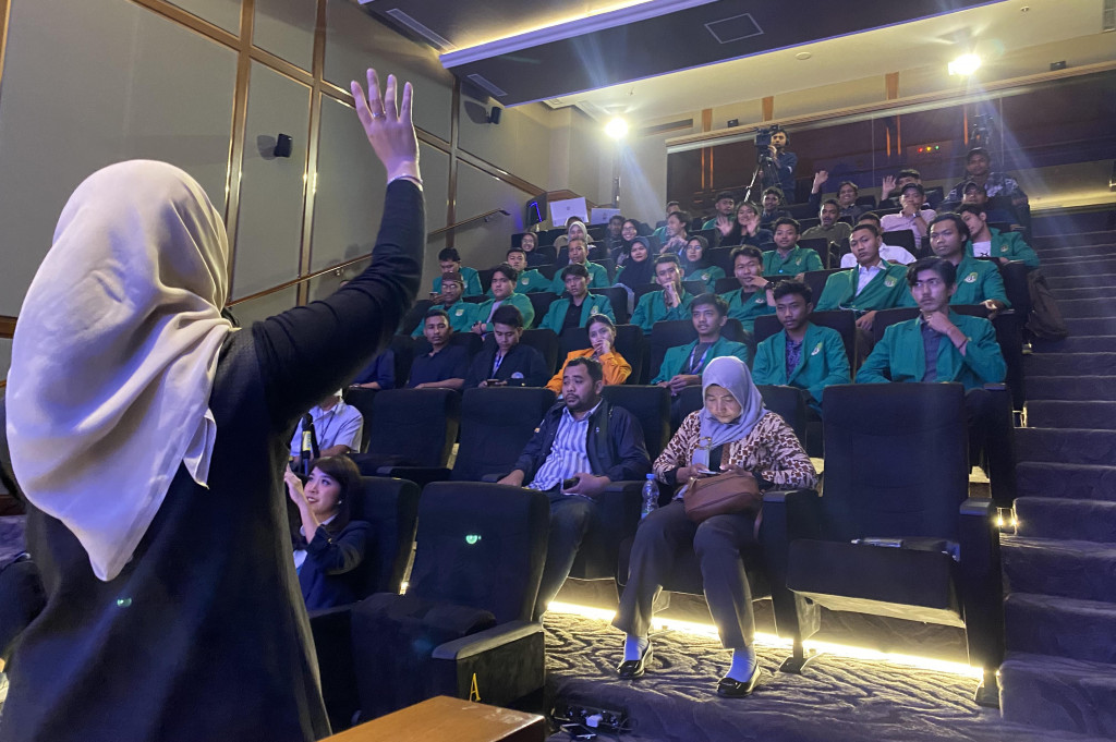 “Kita ini kan selalu menjadi konsumen budaya gitu ya, selama ini padahal kita bisa berbuat lsebaliknya. Kita bisa menjadi produsen budaya gitu yang sebenarnya budaya kita itu sangat bisa dilihat dan juga dinikmati oleh masyarakat di luar daripada Indonesia,” ujar Ratih saat di NasDem Tower, Jakarta Pusat, Senin 13 Agustus 2024.