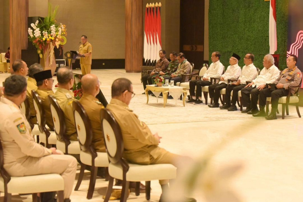 Presiden Joko Widodo memberikan arahan kepada ratusan kepala daerah dan menyambut dengan ucapan selamat datang di Ibu Kota Nusantara yang berada di Kabupaten Penajam Paser Utara, Kalimantan Timur.