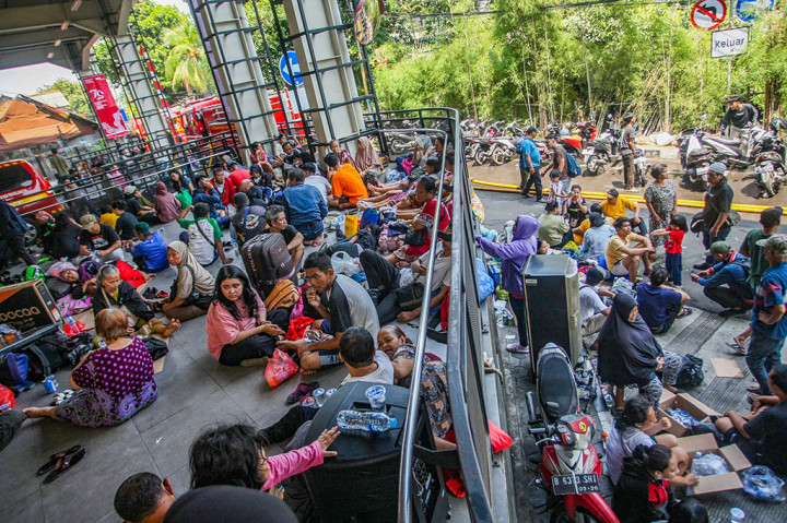 Ratusan warga memilih mengungsi ke Stasiun Kereta Api (KA) Bandara Manggarai, Jakarta Selatan imbas kebakaran yang melanda di Jalan DR Saharjo I, Manggarai, Tebet, Jakarta Selatan, Selasa, 13 Agustus 2024 dini hari WIB.
