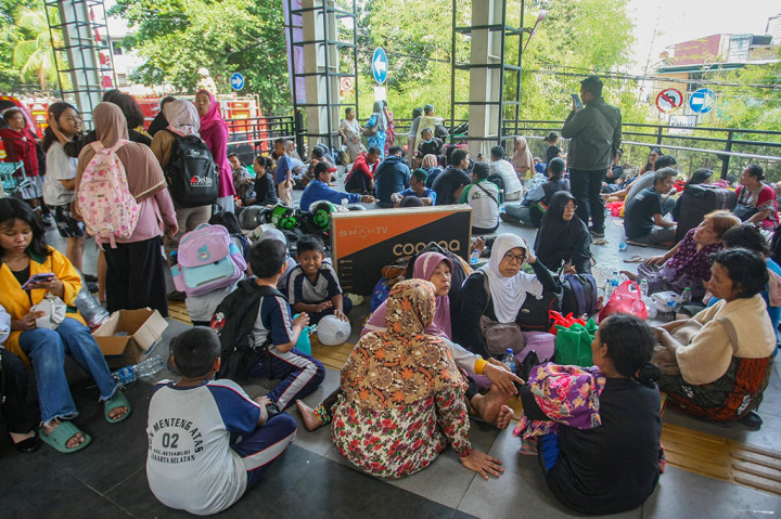 Neni mengatakan stasiun sudah dilengkapi fasilitas mulai dari tempat menunggu, toilet hingga musala sehingga terbilang cocok untuk dijadikan tempat pengungsian sementara. Terlebih, dia sama sekali tidak membawa barang bawaan sehingga masih membutuhkan banyak bantuan.