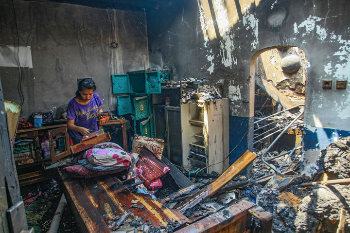 Warga mencari sisa harta benda di Lokasi kebakaran yang melanda permukiman padat penduduk di Kelurahan Manggarai, Tebet, Jakarta. Kebakaran yang menghanguskan rumah di RW 06 dan RW 07 tersebut mengakibatkan 3.000 lebih warga kehilangan tempat tinggal. 