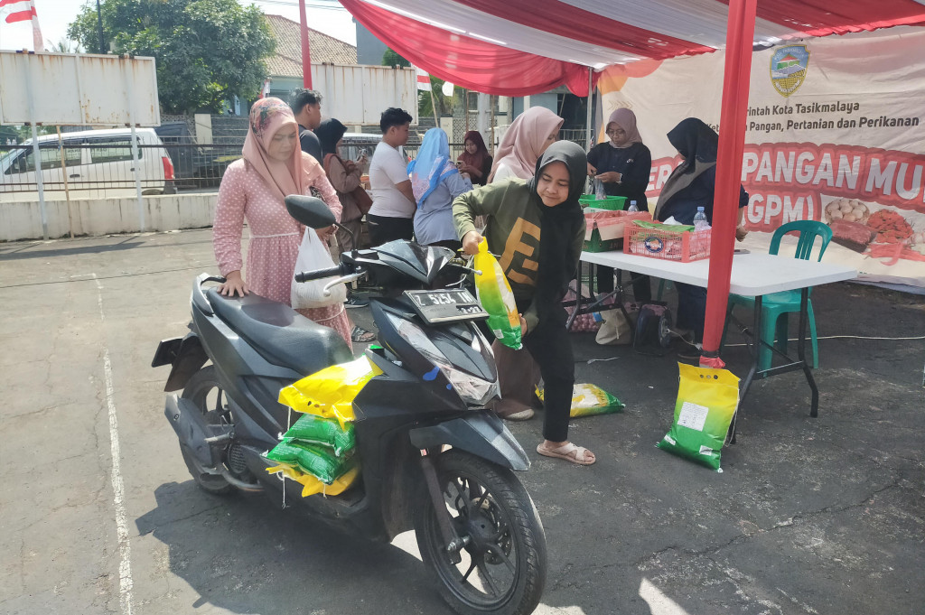 Pemerintah Kota Tasikmalaya melalui Dinas Ketahanan Pangan, Pertanian dan Perikanan (DKP3) Kota Tasikmalaya menggelar gerakan pangan murah (GPM) dilakukan di halaman kantor untuk stabilisasi pasokan dan harga pangan (SPHP) seharga Rp60 ribu kemasan 5 kilogram.