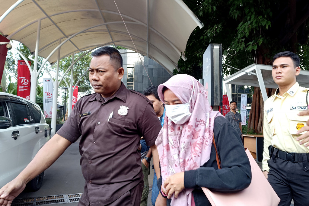 Terpisah, juru bicara KPK Tessa Mahardhika Sugiarto menjelaskan penahanan dilakukan atas kebutuhan penyidik dalam penanganan perkara. Pemeriksa diyakini memiliki alasan logis setelah melepas Miryam usai diperiksa.