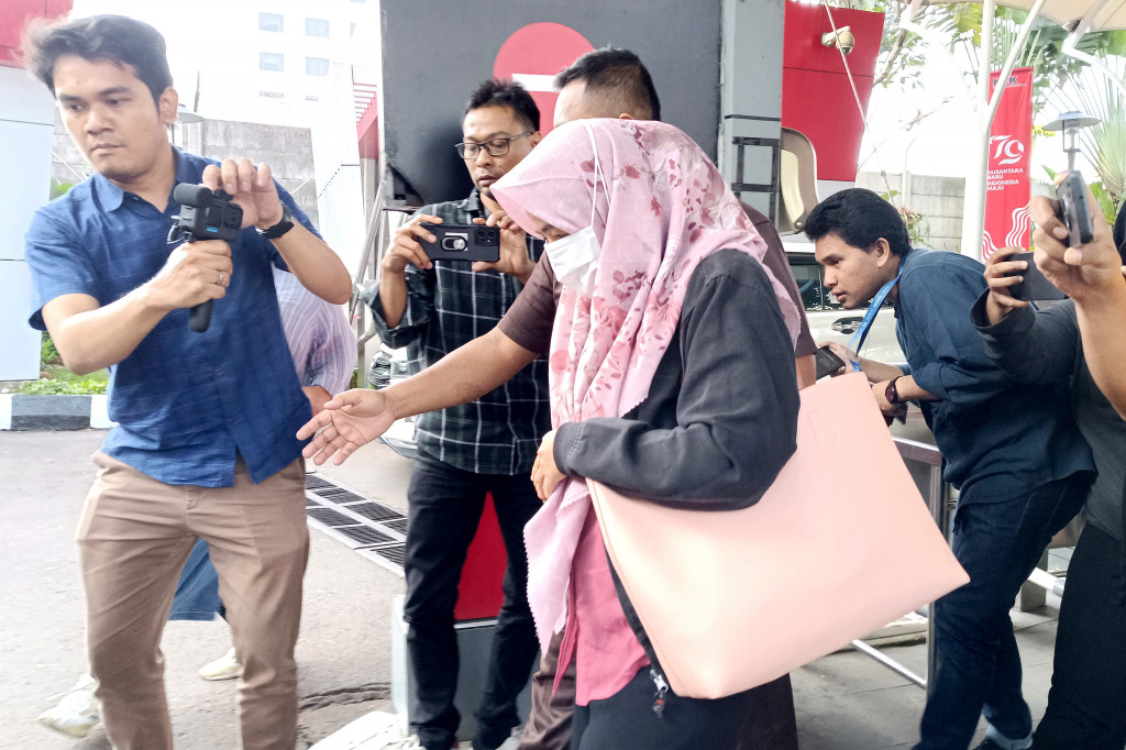 Miryam sejatinya merupakan tersangka dalam kasus dugaan korupsi pengadaan kartu tanda penduduk elektronik (KTP-el). Dia bungkam saat dicecar pertanyaan terkait perkara tersebut oleh wartawan.