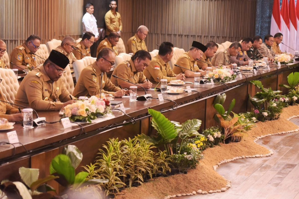 Presiden Jokowi mengingatkan bahwa keberhasilan program-program strategis pemerintah pusat sangat bergantung pada dukungan yang nyata dari daerah. Presiden juga menekankan pentingnya sinergi antara pemerintah pusat dan daerah dalam pembangunan infrastruktur seperti waduk dan irigasi, di mana peran pemerintah daerah menjadi kunci dalam melanjutkan pembangunan yang telah dimulai oleh pusat.