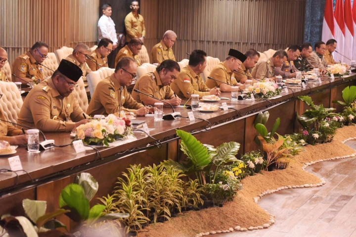 Presiden Jokowi mengingatkan bahwa keberhasilan program-program strategis pemerintah pusat sangat bergantung pada dukungan yang nyata dari daerah. Presiden juga menekankan pentingnya sinergi antara pemerintah pusat dan daerah dalam pembangunan infrastruktur seperti waduk dan irigasi, di mana peran pemerintah daerah menjadi kunci dalam melanjutkan pembangunan yang telah dimulai oleh pusat.