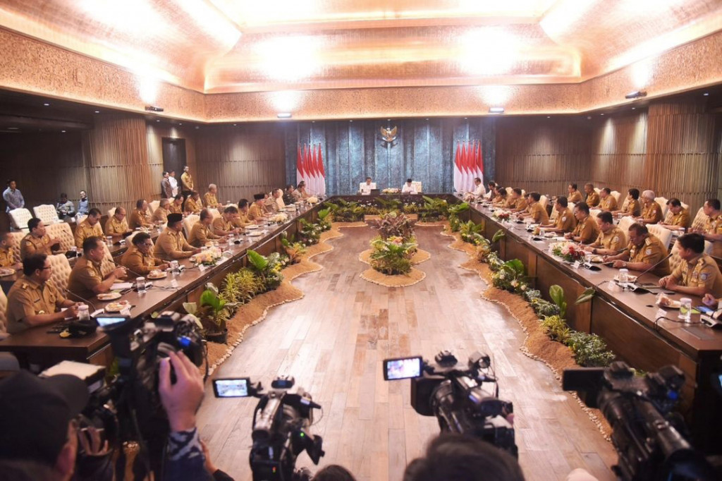 Presiden juga menyoroti pentingnya identifikasi kekurangan dan kelebihan di setiap kabupaten/kota oleh pemerintah provinsi. Menurut Presiden, alokasi anggaran yang tidak tepat sasaran bisa berdampak negatif, seperti penggunaan dana hibah yang cenderung politis.