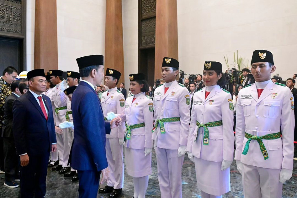 Violetha yang merupakan siswi SMA Negeri 1 Sibolga juga mewakili rekan-rekannya untuk memegang bendera Merah Putih saat pengucapan ikrar Putra Indonesia yang dipimpin oleh Kepala Badan Pembinaan Ideologi Pancasila (BPIP) Yudian Wahyudi.