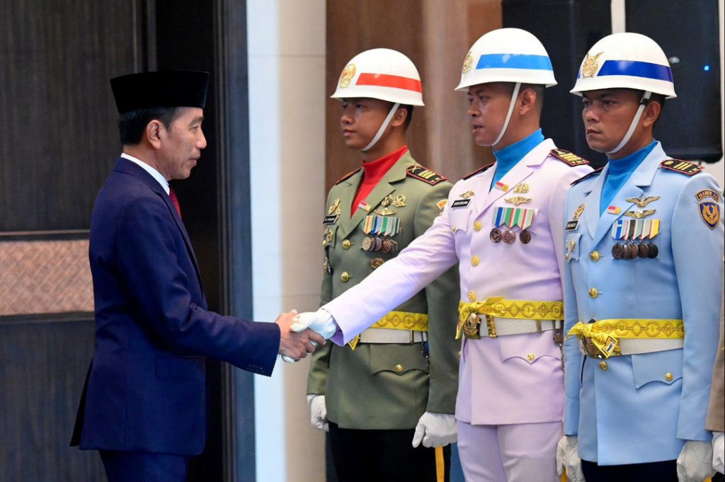 Presiden Jokowi kemudian membacakan pernyataan pengukuhan para pelajar tersebut sebagai anggota Paskibraka sekaligus mendoakan kelancaran dalam pelaksanaan tugas negara.