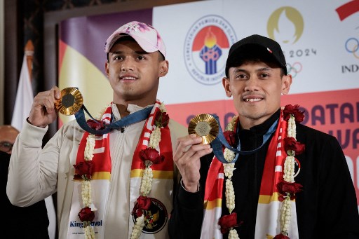 Atlet nasional dari cabang olahraga panjat tebing dan angkat besi yang berhasil meraih medali emas di Olimpiade Paris, Perancis 2024, tiba di Tanah Air melalui Bandara Soekarno-Hatta Tangerang, Banten, Selasa, 13 Agustus 2024 malam.