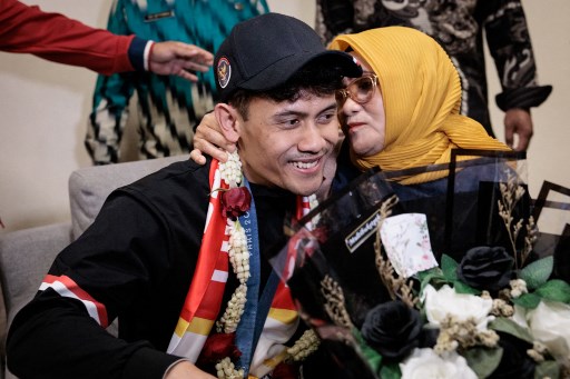 Veddriq Leonardo juga disambut langsung oleh keluarganya. Dia merasa kaget saat ibu, ayah, dan keluarga lainnya menyambutnya di Bandara Soetta.