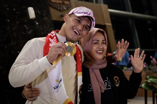 Begitu juga Rizki. Dia disambut ibunda tercinta dan keluarga lainnya.