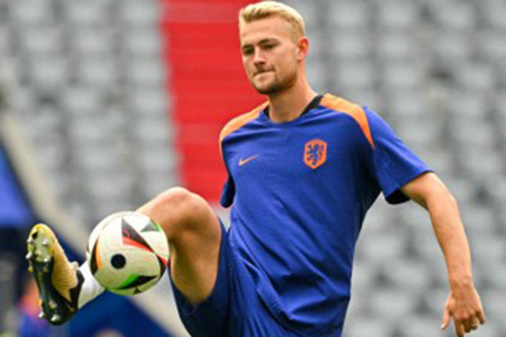 Manchester United resmi merampungkan transfer dua bek Bayern Muenchen Matthijs de Ligt dan Noussair Mazraoui pada musim panas 2024.