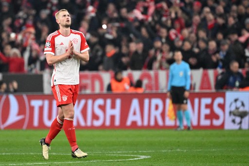 De Ligt diboyong sebesar 45 juta euro ditambah 5 juta euro (Rp863 miliar) plus bonus, sedangkan Mazraoui senilai 15 juta euro ditambah 5 juta euro (Rp346 miliar) plus bonus. Total, MU berpotensi menggelontorkan 70 juta euro (sekitar Rp1,21 triliun) untuk kedua bek tersebut.