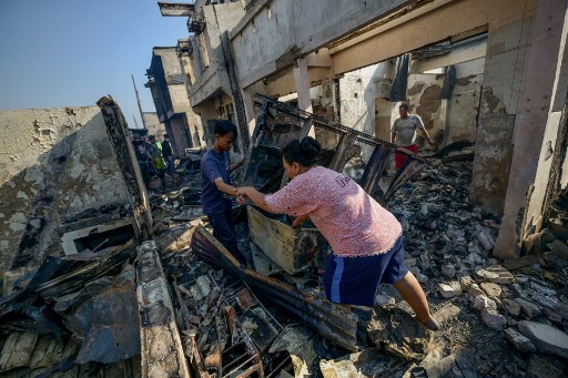 Warga mencari sisa harta benda mereka di lokasi kebakaran yang melanda permukiman padat penduduk di Kelurahan Manggarai, Tebet, Jakarta, Selasa, 13 Agustus 2024. 