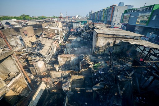 Ratusan rumah warga menjadi puing-puing usai terjadi kebakaran di Kelurahan Manggarai, Tebet, Jakarta Selatan, Selasa, 13 Agustus 2024 sekitar pukul 02.30 dini hari.