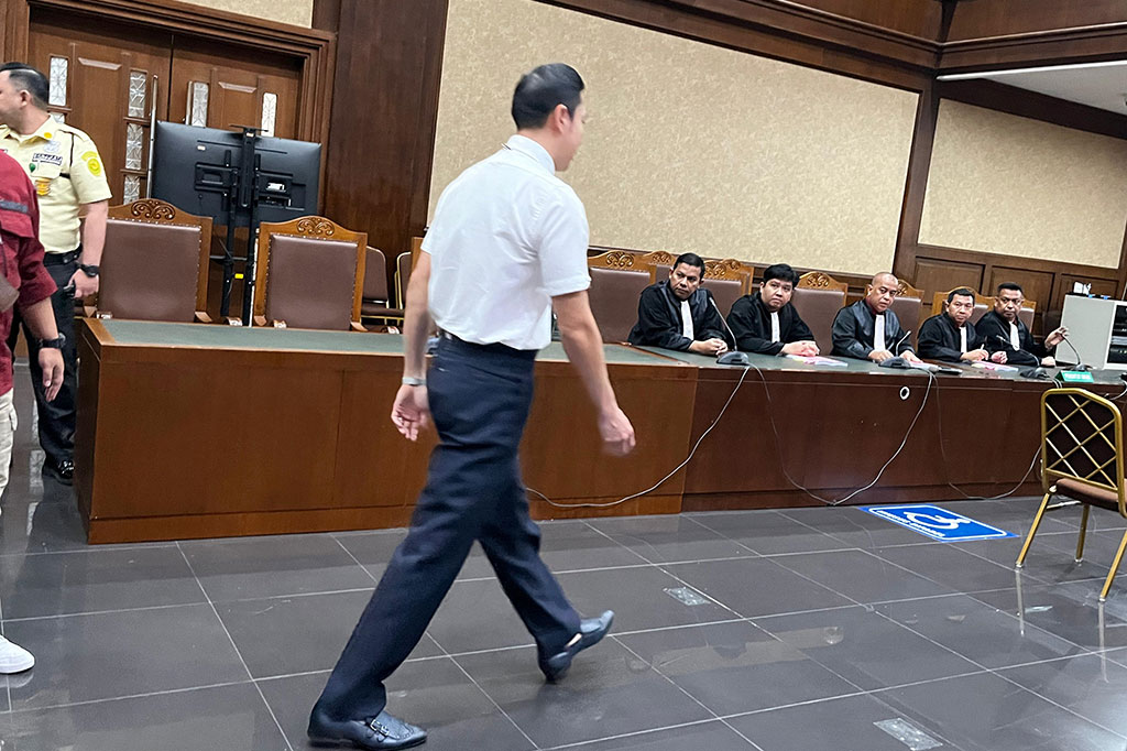 Jadwal persidangan hari ini merupakan pembacaan dakwaan untuk Harvey. Dia terlihat menggunakan kemeja putih lengan pendek dengan celana hitam saat masuk ruang sidang.