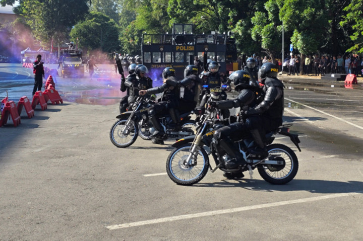 Dalam simulasi menggunakan luasnya halaman parkir selatan Stadion Manahan, ratusan personil Polresta Surakarta terlihat memperlihatkan langkah langkah persuasif ketika terjadi aksi demo, dan langkah yang diambil ketika situasi berkembang tidak kondusif.