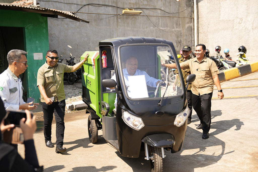 Kekaguman ini dikatakan putera pertama mantan Presiden BJ Habibie ini, saat melakukan kunjungan PT Surya Gemilang Engineering (SGE) yang terletak di Kecamatan Klari, kabupaten Karawang pada Selasa, 13 Agustus 2024. Bahkan Ilham sempat menjajal kendaraan Listrik roda tiga, buatan IKM bernama Hejotekno Electric Tricycle (Hetric).