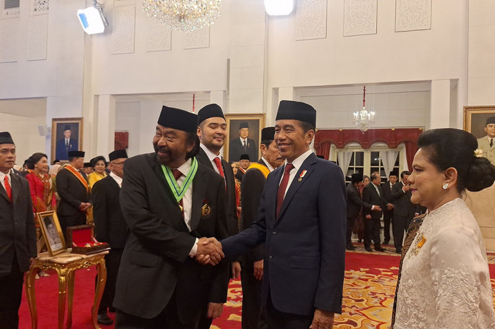 Pantaun Medcom.id, Presiden Jokowi tampak mengalungkan medali kepeloporan dengan tali berwarna hijau. Ia tampak dibantu oleh ajudannya Kompol Syarif Muhammad Fitriansyah.