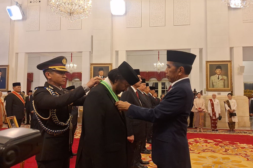 Presiden Joko Widodo (Jokowi) menganugerahi gelar tanda jasa dan kehormatan untuk Ketua Umum Partai NasDem Surya Paloh. Prosesi digelar di Istana Negara, Rabu, 14 Agustus 2024.