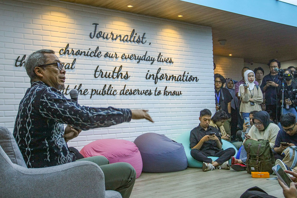 Usman Kansong dipercaya memegang jabatan sebagai Direktur Jenderal Informasi dan Komunikasi Publik (Dirjen IKP) Kemenkominfo sejak Agustus 2021.