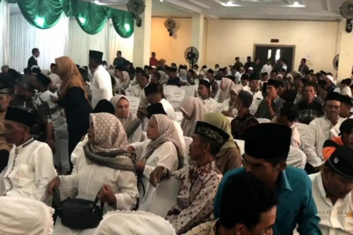 Sebanyak 79 pasangan perkawinan di Majalengka, Jawa Barat, mengikuti sidang istbat nikah secara massal. Mereka adalah pasangan pengantin yang sudah melaksanakan nikah namun secara siri dan belum tercatat di pengadilan agama dalam buku nikah.