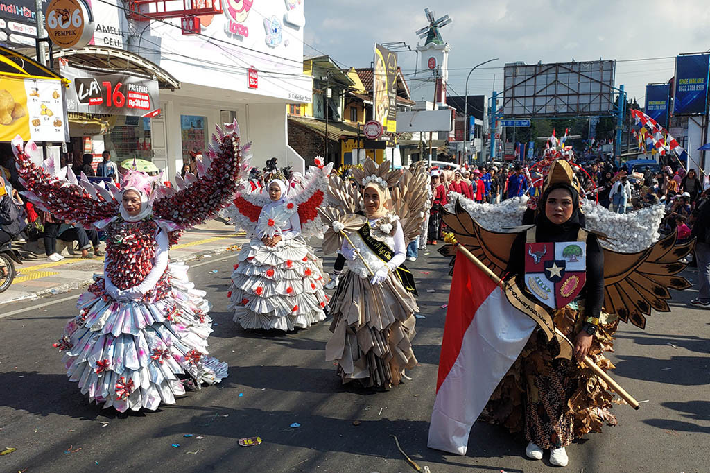 Cuaca panas terik tak menyurutkan semangat dan kegembiraan peserta pawai karnaval di Lembang, Kabupaten Bandung Barat untuk memeriahkan HUT ke-79 RI, Rabu, 14 Agustus 2024.