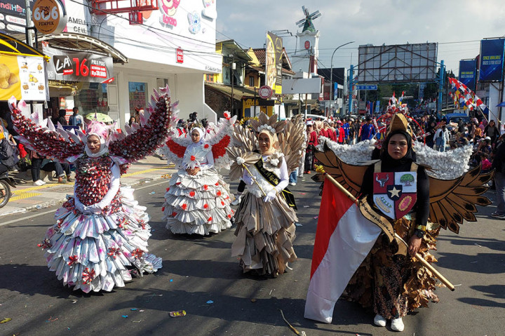 Cuaca panas terik tak menyurutkan semangat dan kegembiraan peserta pawai karnaval di Lembang, Kabupaten Bandung Barat untuk memeriahkan HUT ke-79 RI, Rabu, 14 Agustus 2024.