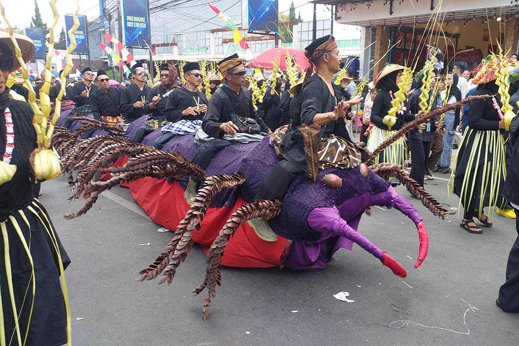 Kemeriahan karnaval lebih terasa saat kontingen dari setiap desa menampilkan kesenian dan budayanya masing-masing. Seperti Desa Cikidang yang membawa Badingkut, replika hewan kaki seribu yang menyedot perhatian para penonton.